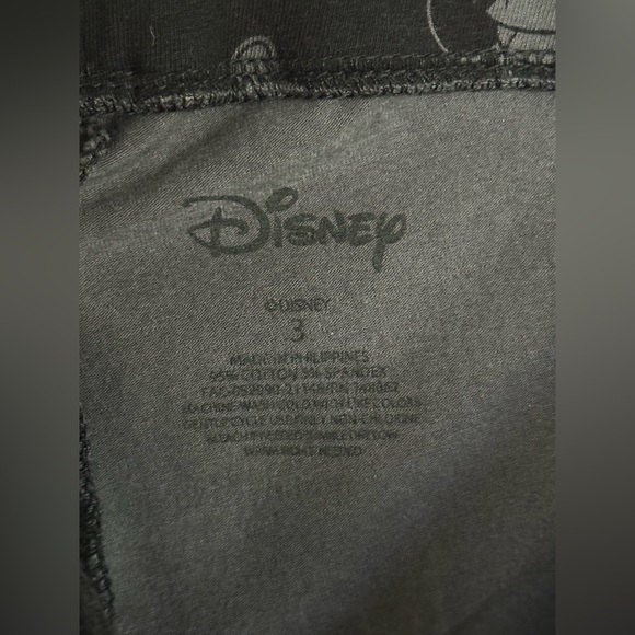 P58 torrid Disney Size 3X 22/24 Mickey and Friends Black and Grey Crop Legging - Picture 3 of 3